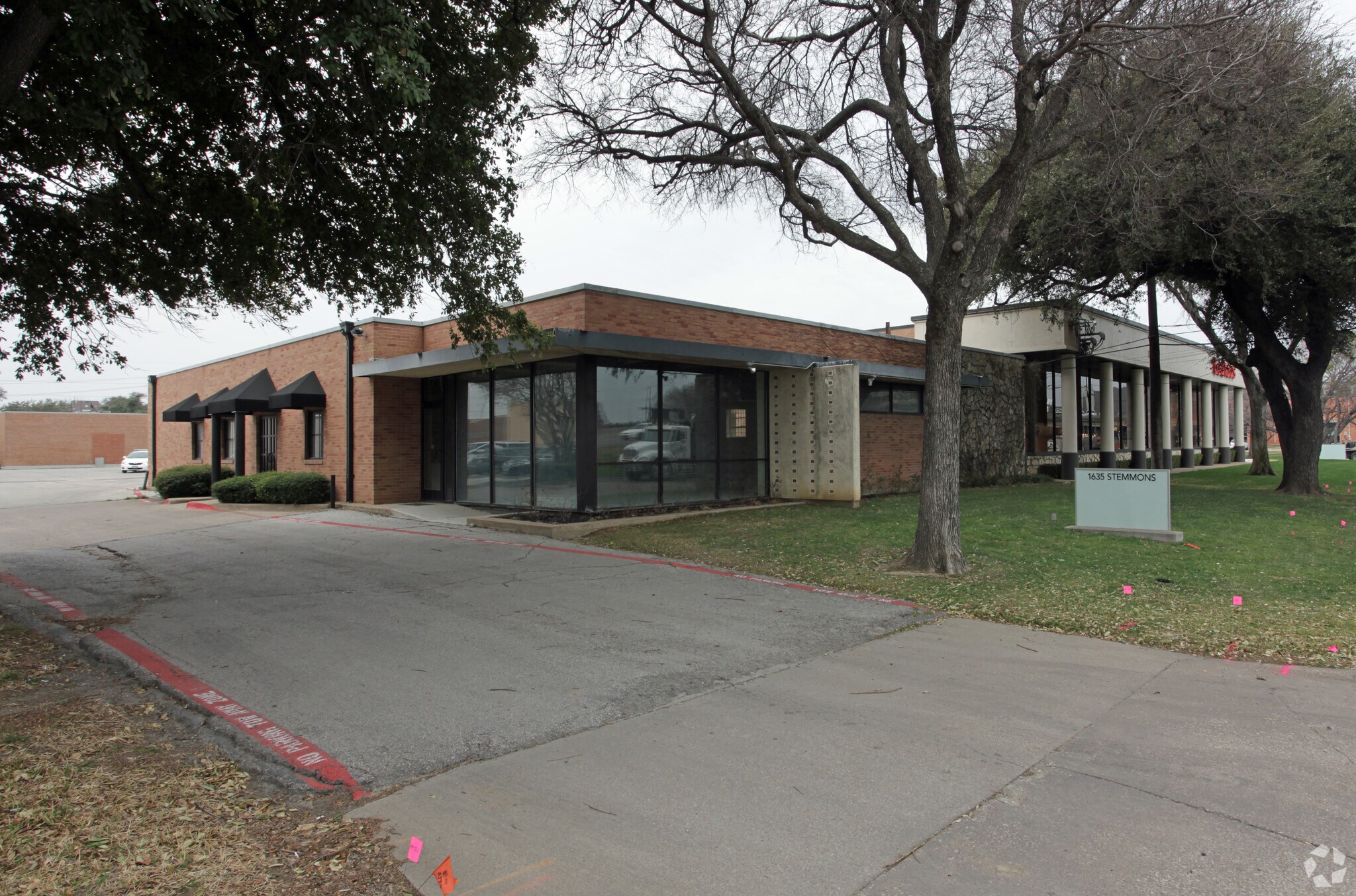 1635 N Stemmons Fwy, Dallas, TX for lease Primary Photo- Image 1 of 5