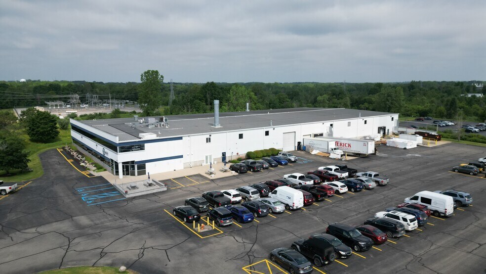 3881 N Greenbrooke Dr SE, Grand Rapids, MI à vendre - Photo du bâtiment - Image 2 de 10