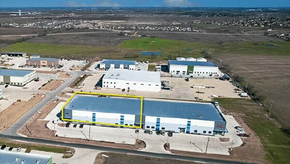 100 Tk Industrial Blvd, Hutto, TX à louer - Photo du bâtiment - Image 2 de 2