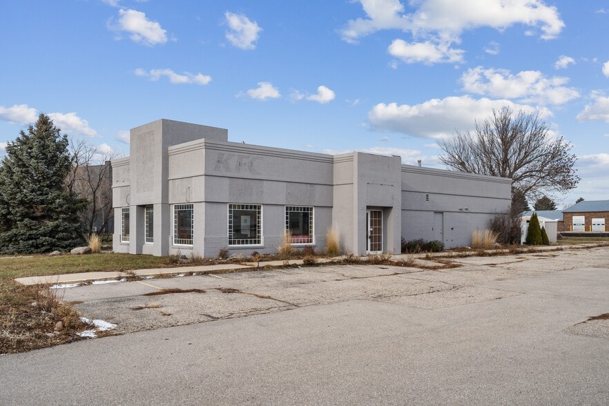 10 Plaza Dr, Clear Lake, IA for lease - Building Photo - Image 2 of 24