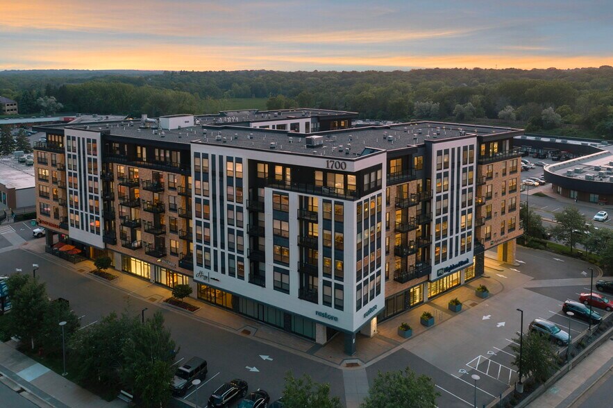 1700 Plymouth Rd, Minnetonka, MN à louer - Photo du bâtiment - Image 3 de 47