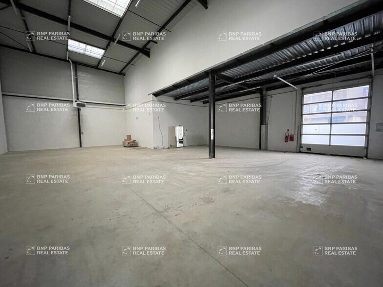 Flex in Collégien for lease - Interior Photo - Image 2 of 5