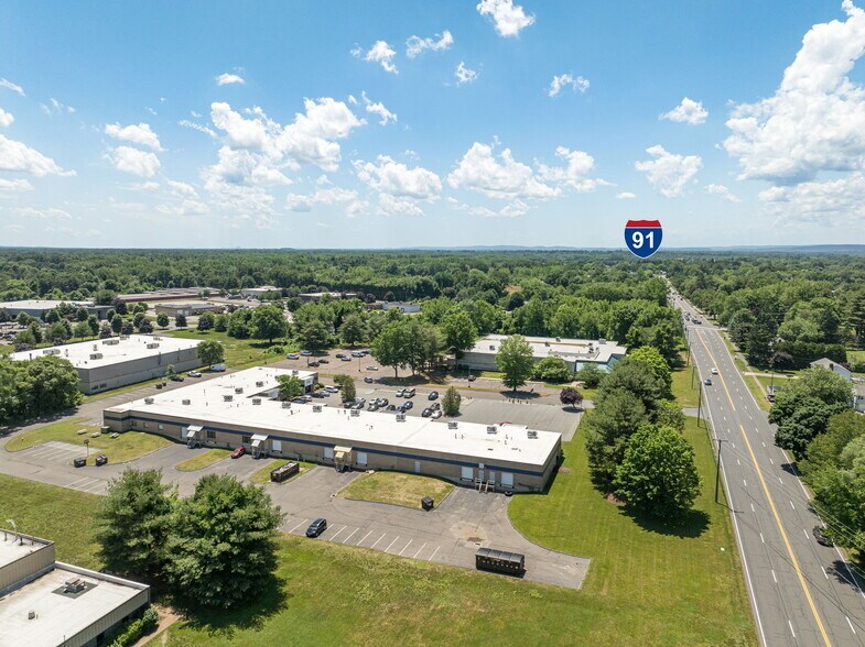 72 Shaker Rd, Enfield, CT à louer - Photo du bâtiment - Image 2 de 5