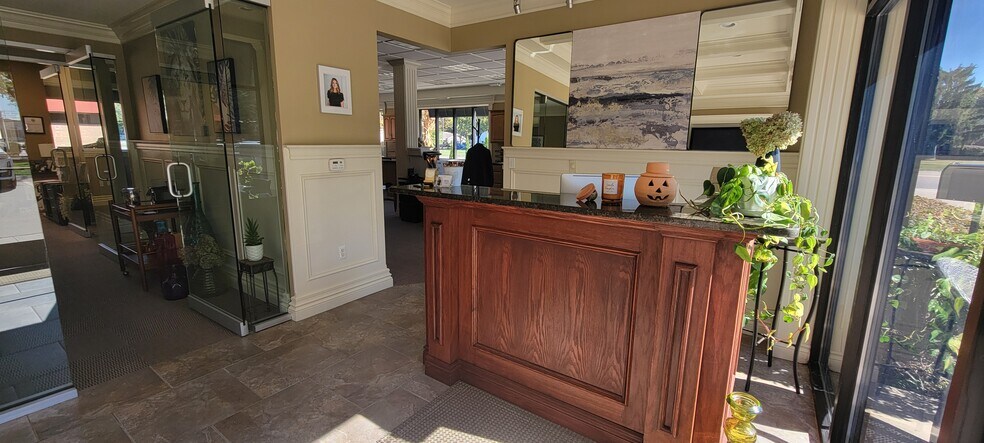 15619 Farmington Rd, Livonia, MI à louer - Photo du bâtiment - Image 3 de 6