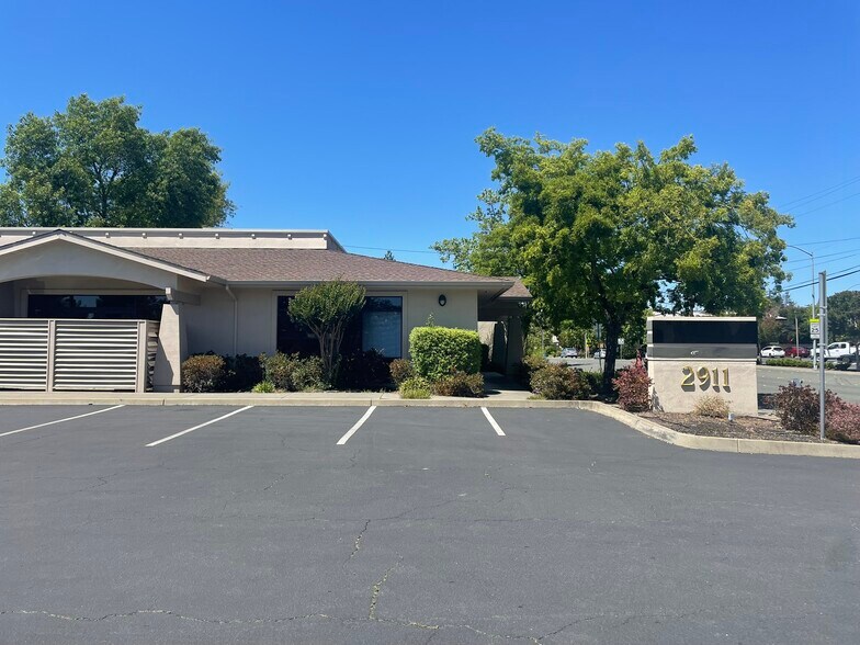 2911 Cleveland Ave, Santa Rosa, CA for lease - Building Photo - Image 2 of 12