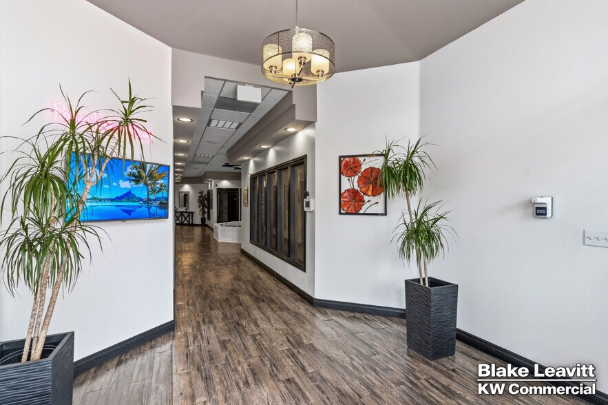 5844 S Pecos Rd, Las Vegas, NV à vendre - Photo du bâtiment - Image 2 de 73