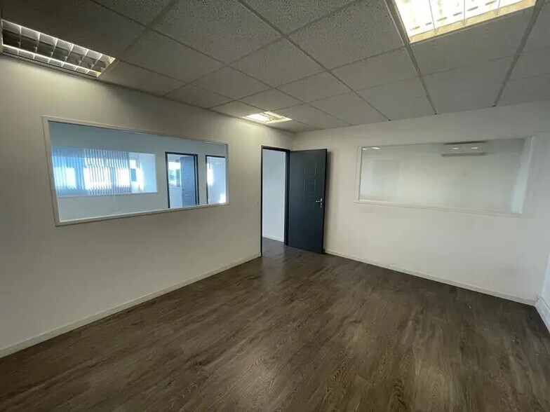 Office in Rousset for lease - Interior Photo - Image 3 of 5