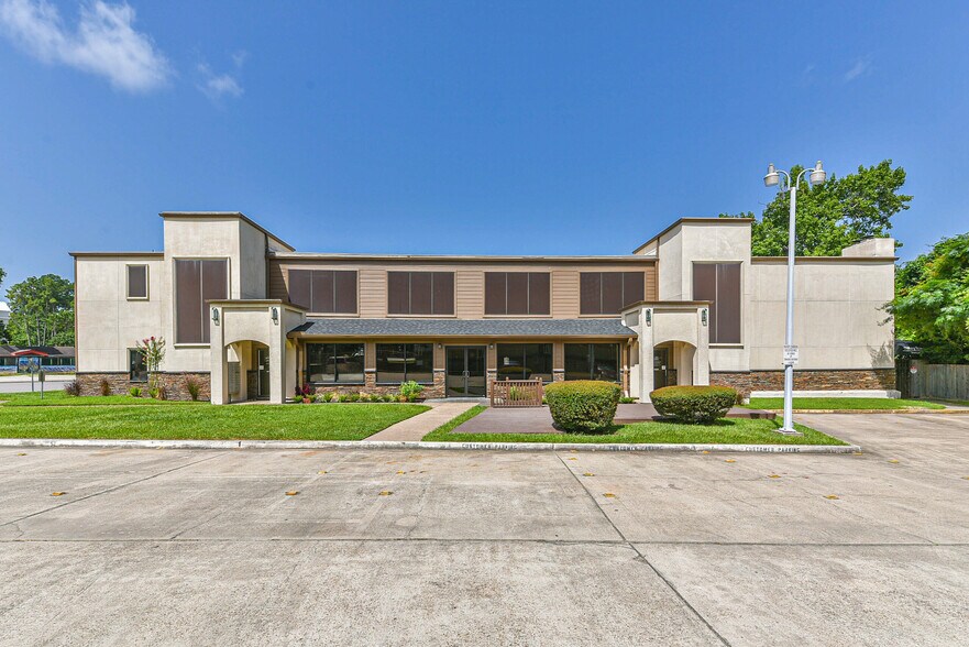 900 W Davis St, Conroe, TX à louer - Photo du bâtiment - Image 2 de 11