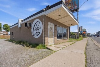 5784 Stanley Ave, Niagara Falls, ON à louer Photo intérieure- Image 1 de 8