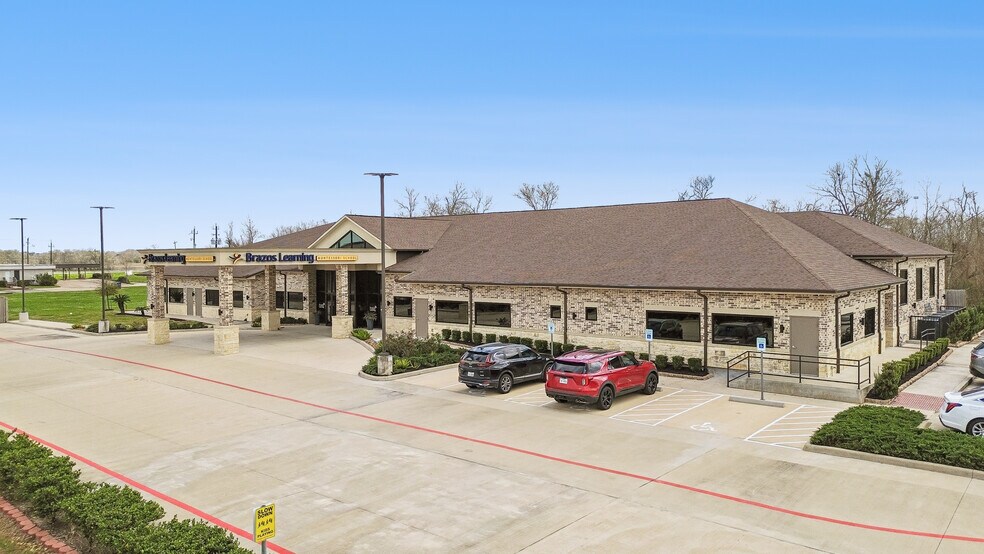 2007 FM 2004 Dr, Richwood, TX à vendre - Photo du bâtiment - Image 2 de 19