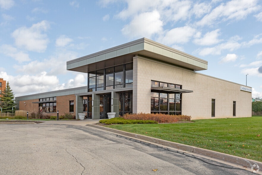 5400 N 118th Ct, Milwaukee, WI for sale - Building Photo - Image 2 of 20