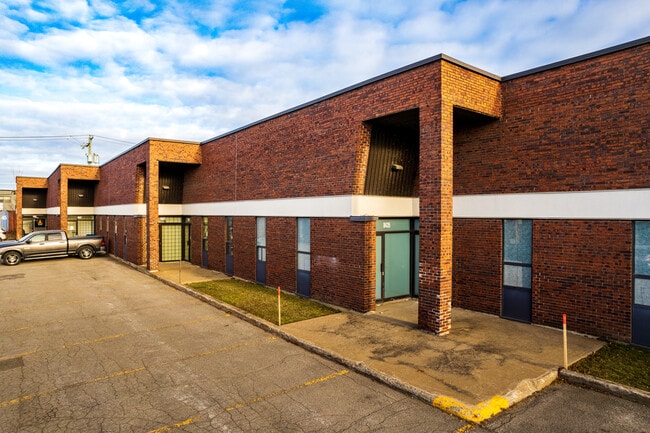 Plus de détails pour 8411-8451 Ch Dalton, Mont-Royal, QC - Industriel à louer