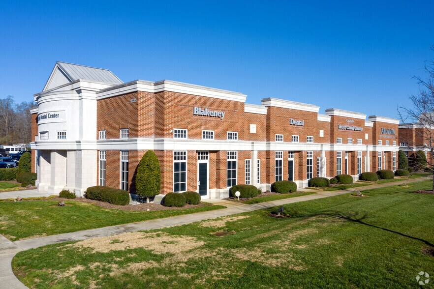 9335 Blakeney Center Dr, Charlotte, NC for lease - Primary Photo - Image 1 of 5