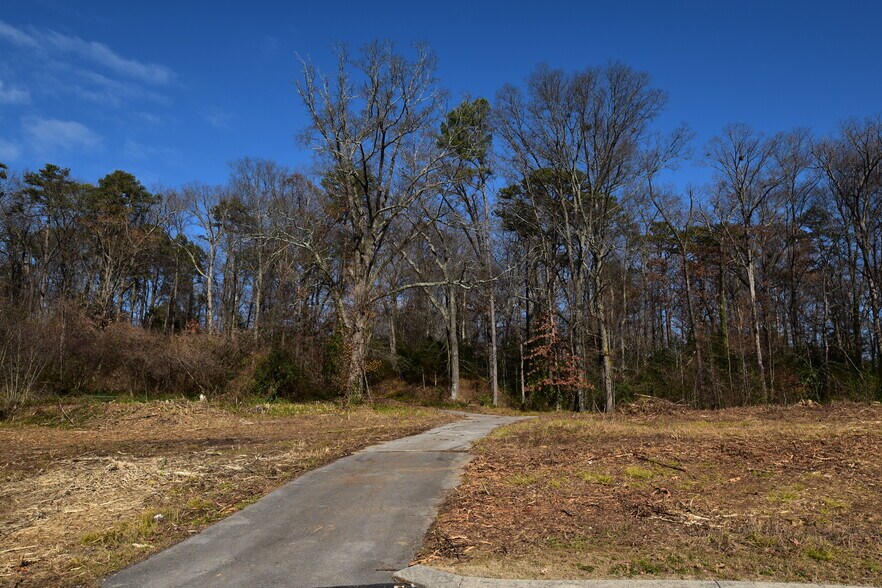 525-527 S Tibbs Rd, Dalton, GA for sale - Building Photo - Image 3 of 5