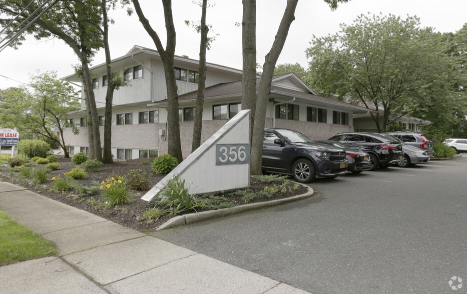 356-358 Veterans Memorial Hwy, Commack, NY for lease - Building Photo - Image 1 of 8