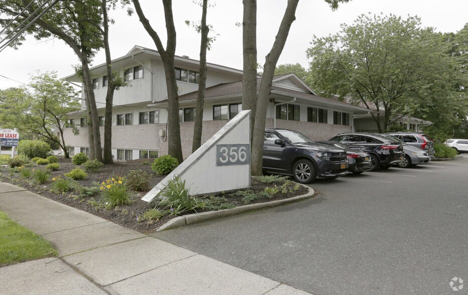 356-358 Veterans Memorial Hwy, Commack, NY à louer - Photo du bâtiment - Image 1 de 8