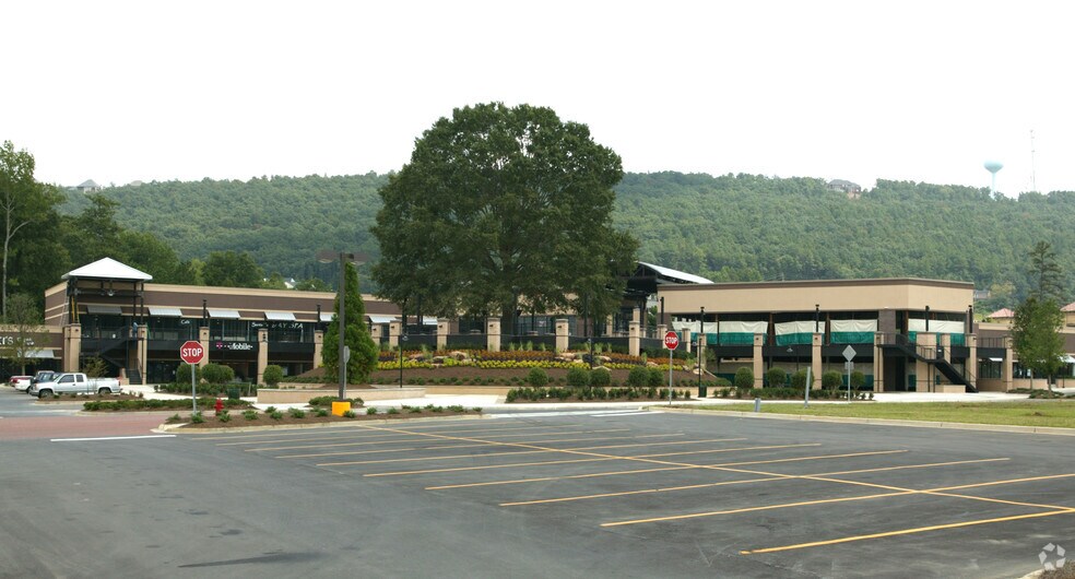 601-611 Doug Baker Blvd, Birmingham, AL for lease - Building Photo - Image 2 of 9