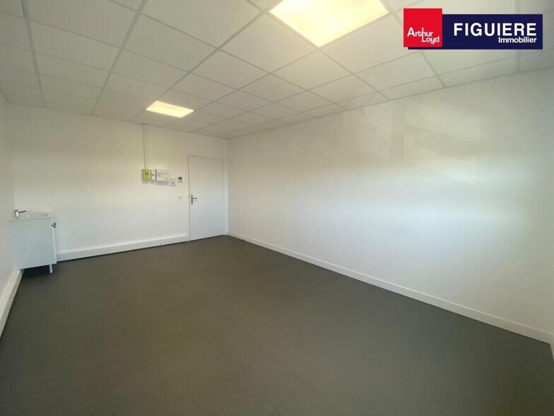 Office in Istres for lease - Interior Photo - Image 2 of 6