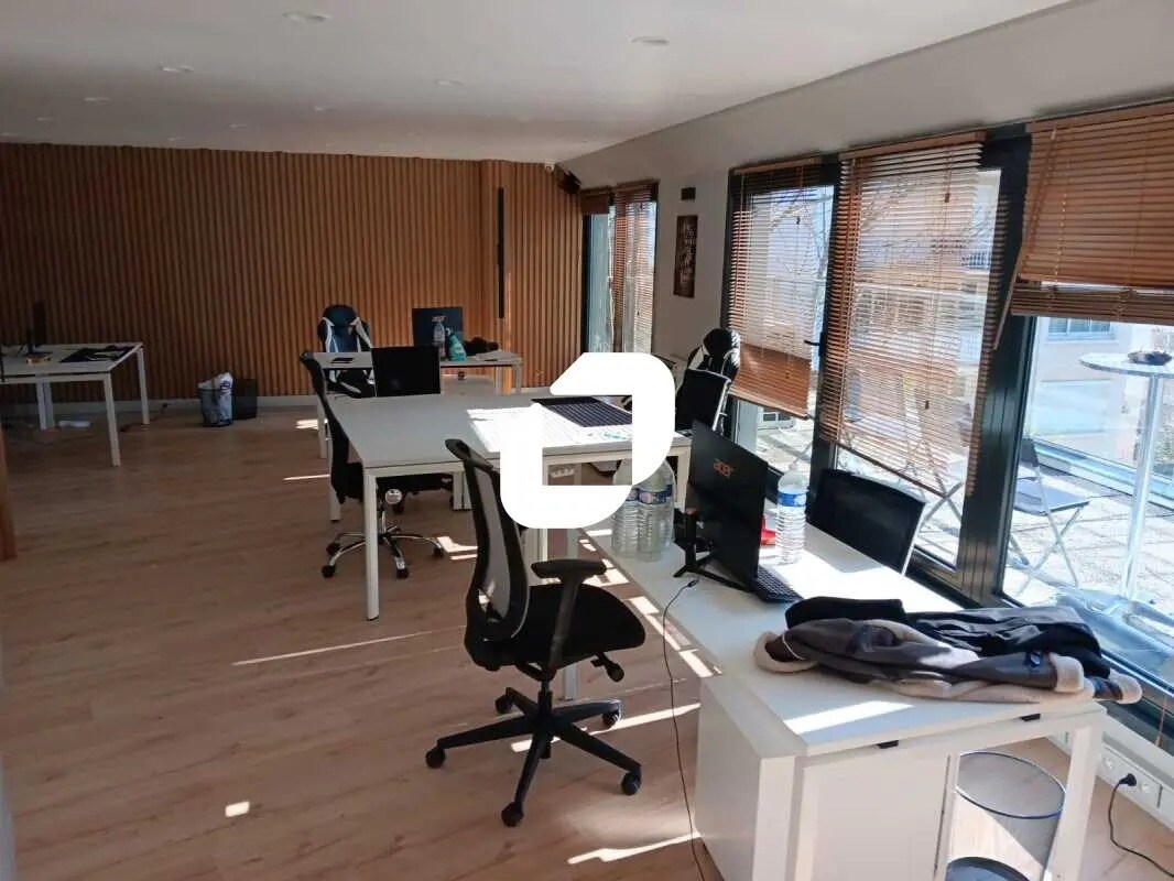 Office in Courbevoie for lease Interior Photo- Image 1 of 2