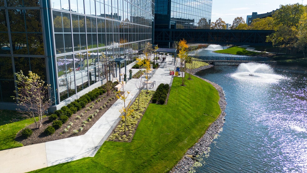 425 N Martingale Rd, Schaumburg, IL for lease - Building Photo - Image 3 of 23