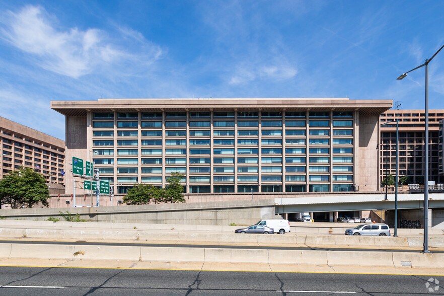 950 L'Enfant Plz SW, Washington, DC à louer - Photo du bâtiment - Image 2 de 7