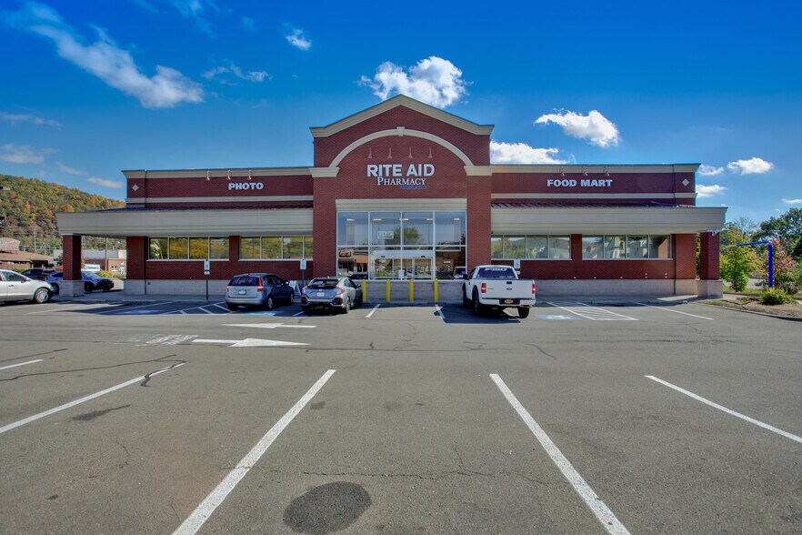 100 Conhocton St, Corning, NY à vendre - Photo du bâtiment - Image 2 de 8