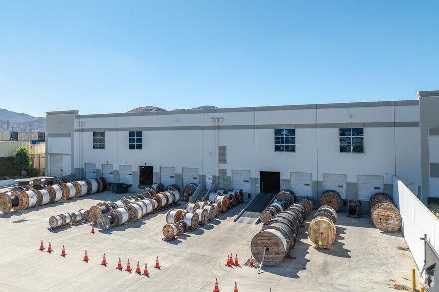 11253 Redwood Ave, Fontana, CA for lease - Building Photo - Image 2 of 4