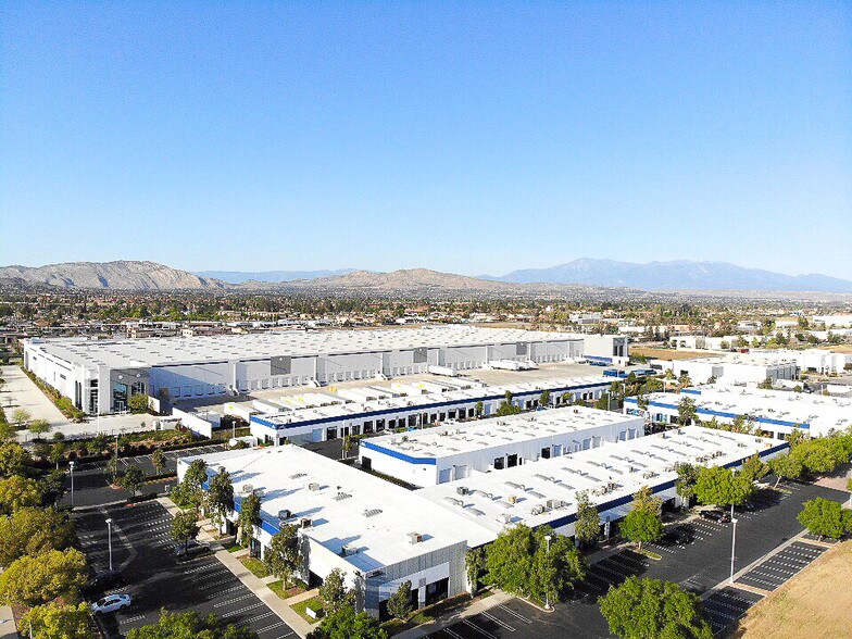 14300 Elsworth St, Moreno Valley, CA à louer - Aérien - Image 2 de 21