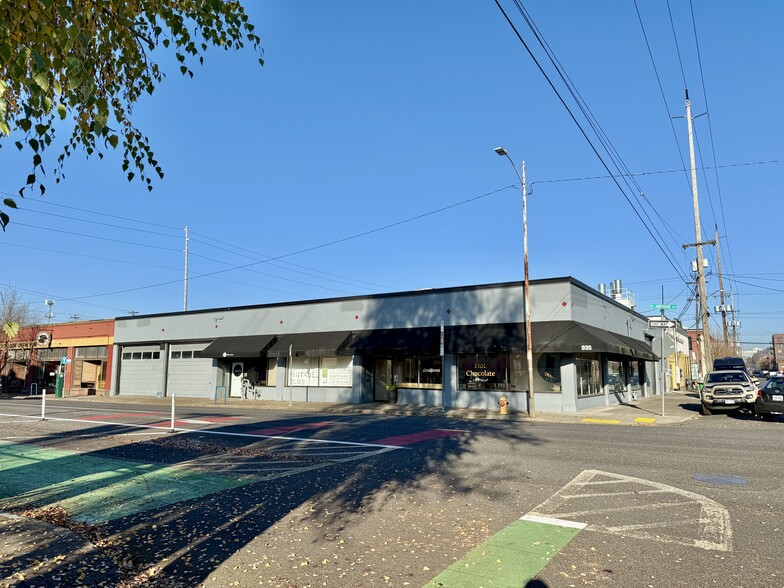 923-935 SE Hawthorne Blvd, Portland, OR for sale - Building Photo - Image 2 of 15