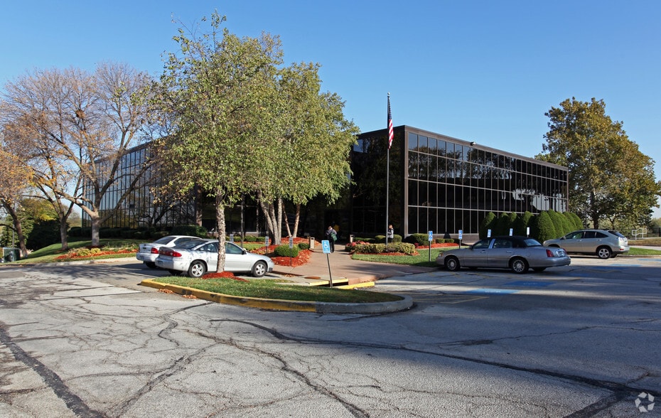 8205 W 108th Ter, Overland Park, KS for lease - Building Photo - Image 3 of 7
