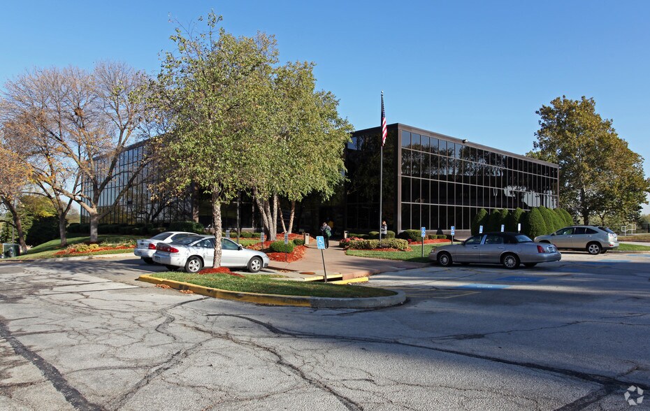 8205 W 108th Ter, Overland Park, KS à louer - Photo du bâtiment - Image 3 de 7