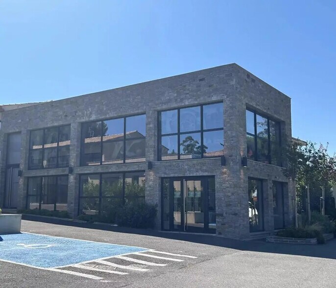 Commerce de détail dans Sainte-Maxime à louer - Photo du bâtiment - Image 2 de 7