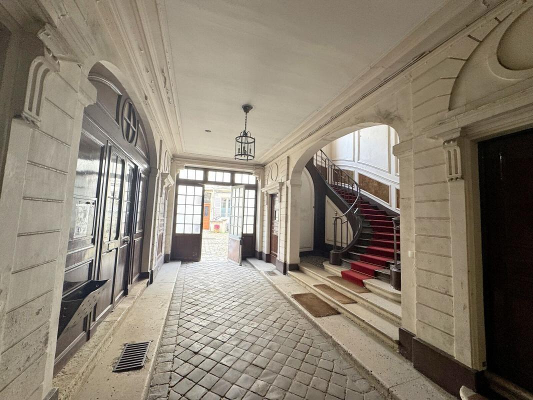Retail in Versailles for sale Lobby- Image 1 of 2