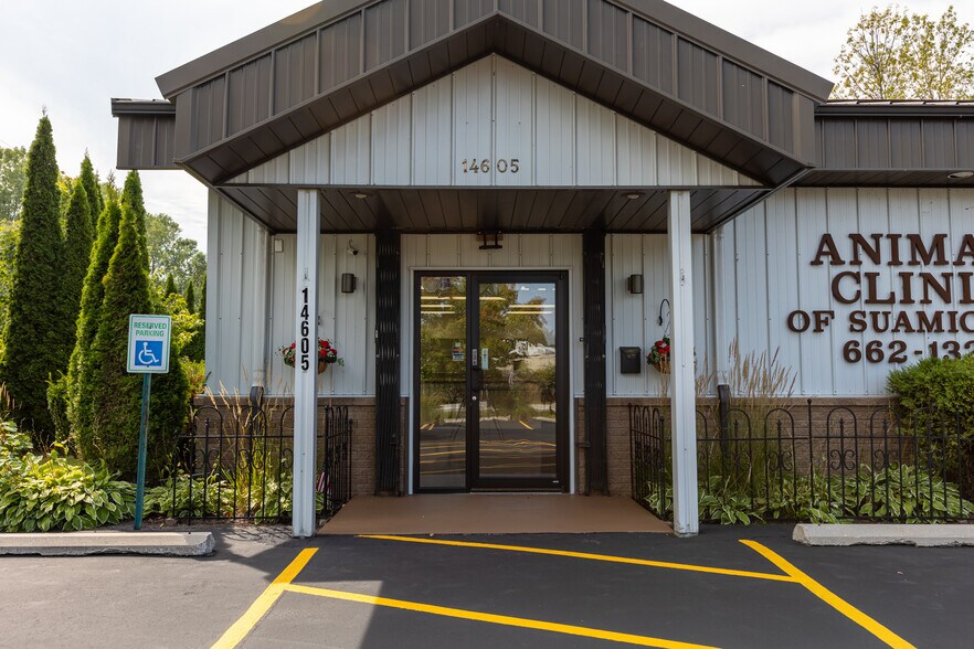 14605 Velp Ave, Suamico, WI à vendre - Photo du bâtiment - Image 2 de 31