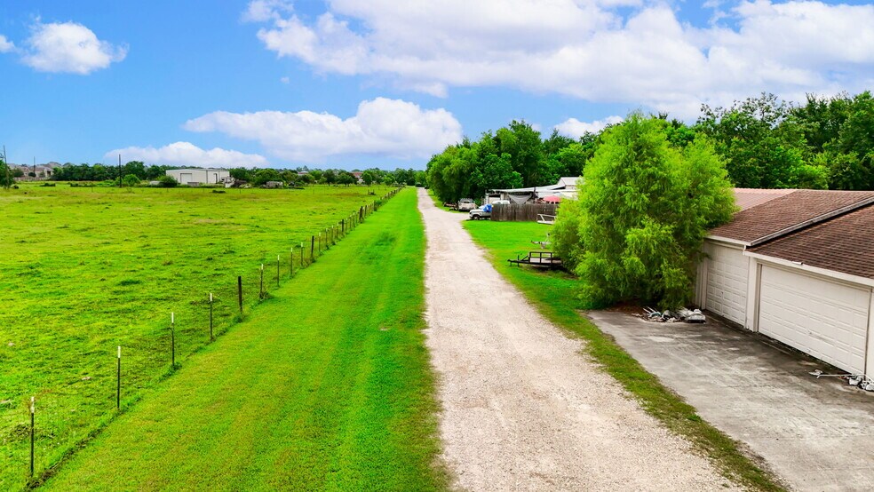 3525 County Road 107F, Pearland, TX à vendre - Photo du bâtiment - Image 2 de 25