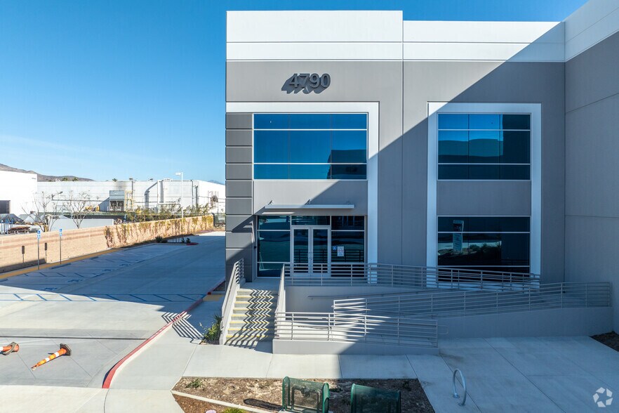 4790 Troy Ct, Jurupa Valley, CA à vendre - Photo du bâtiment - Image 3 de 6