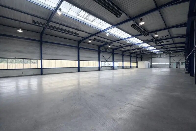 Rue Des Charmes, Saint-Cyr-en-Val for lease - Interior Photo - Image 2 of 13