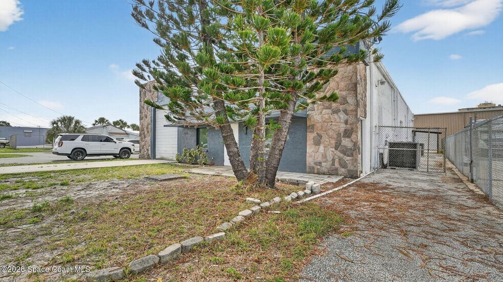 711 E Seminole Ave, Melbourne, FL à louer - Photo du bâtiment - Image 2 de 11