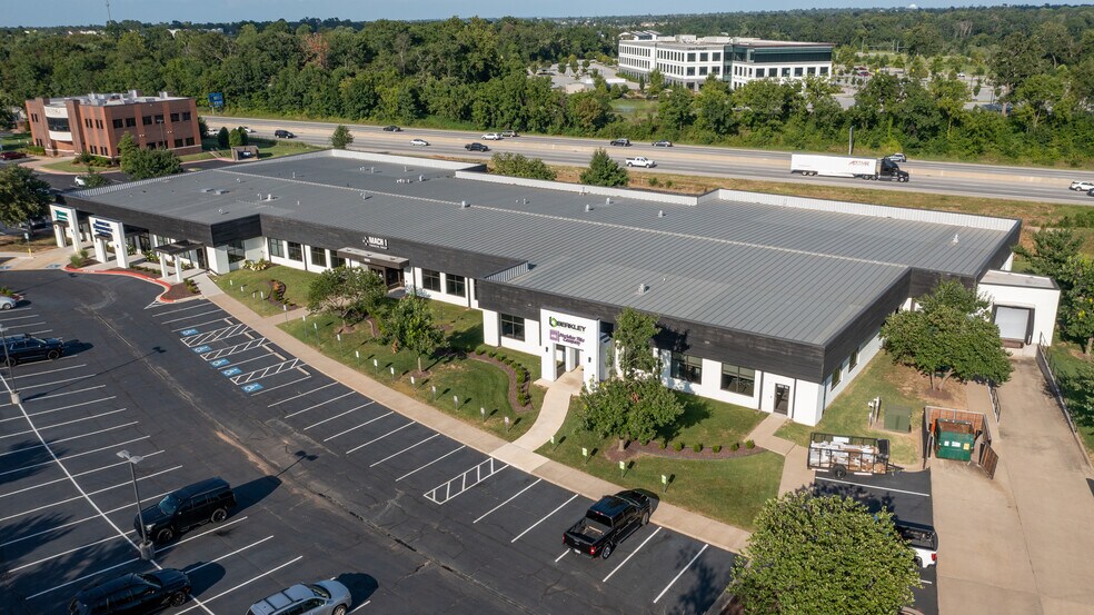 1001 S 52nd St, Rogers, AR à louer - Photo du bâtiment - Image 2 de 5