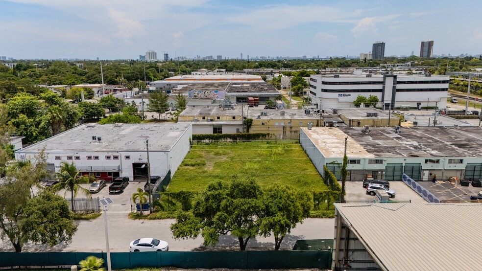 7401 NE 1st Pl, Miami, FL à louer - Photo du bâtiment - Image 2 de 6