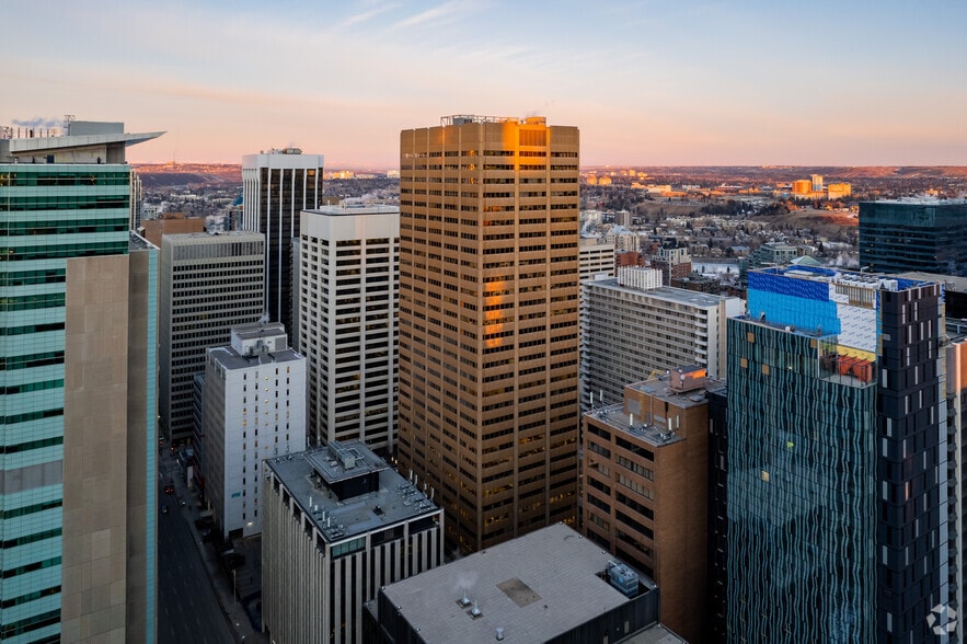 605 5th Ave SW, Calgary, AB à louer - Photo du bâtiment - Image 3 de 14