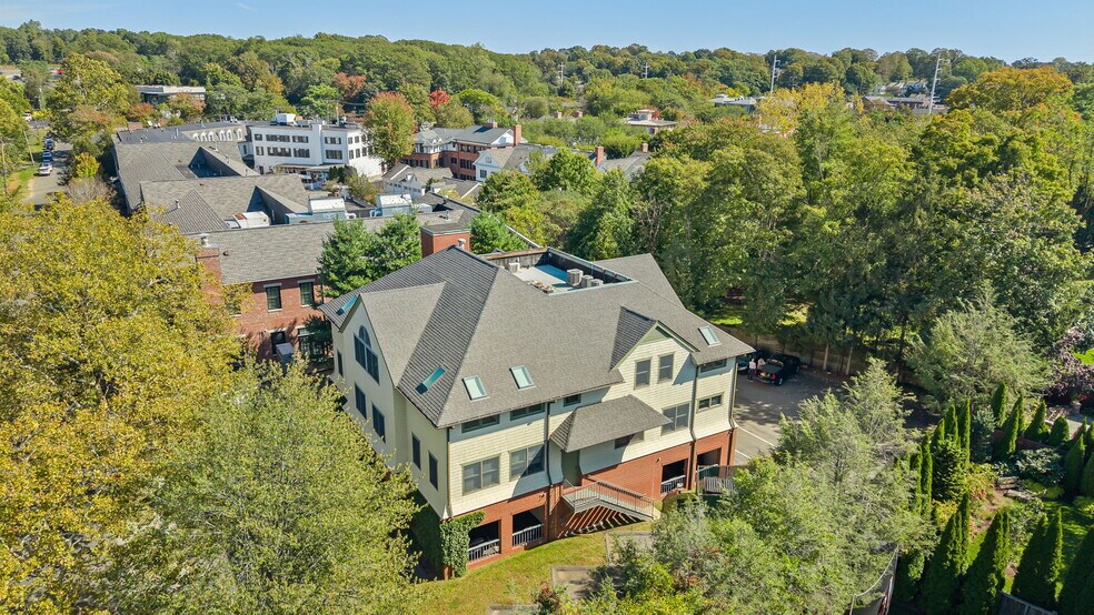 135 Rennell Dr, Southport, CT à vendre - Photo du bâtiment - Image 2 de 15