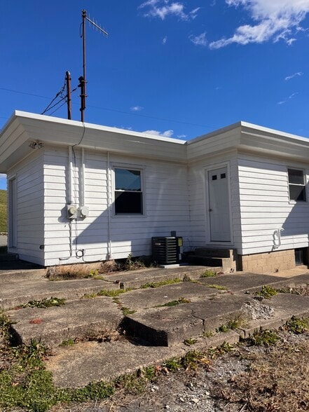 810 Carlton Dr, Bentleyville, PA for lease - Building Photo - Image 2 of 17