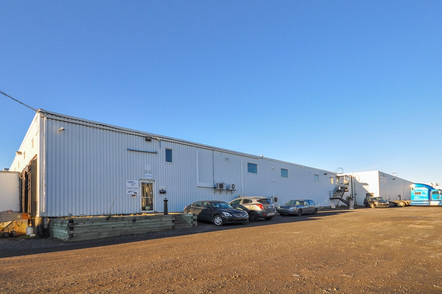 1065 Av des Perron portefeuille de 3 propriétés à vendre sur LoopNet.ca - Photo du bâtiment - Image 1 de 24