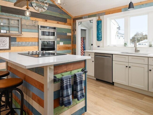 Plus de détails pour 25 Crandall Ave, Westerly, RI - Spécialité à vendre