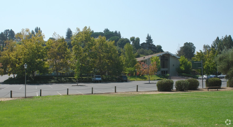 858 University Ave, Los Altos, CA à louer - Photo du bâtiment - Image 2 de 3