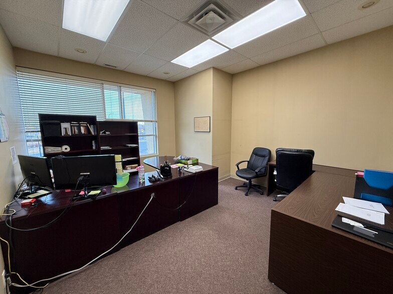 5212 48 St, Red Deer, AB à vendre - Photo du bâtiment - Image 3 de 4