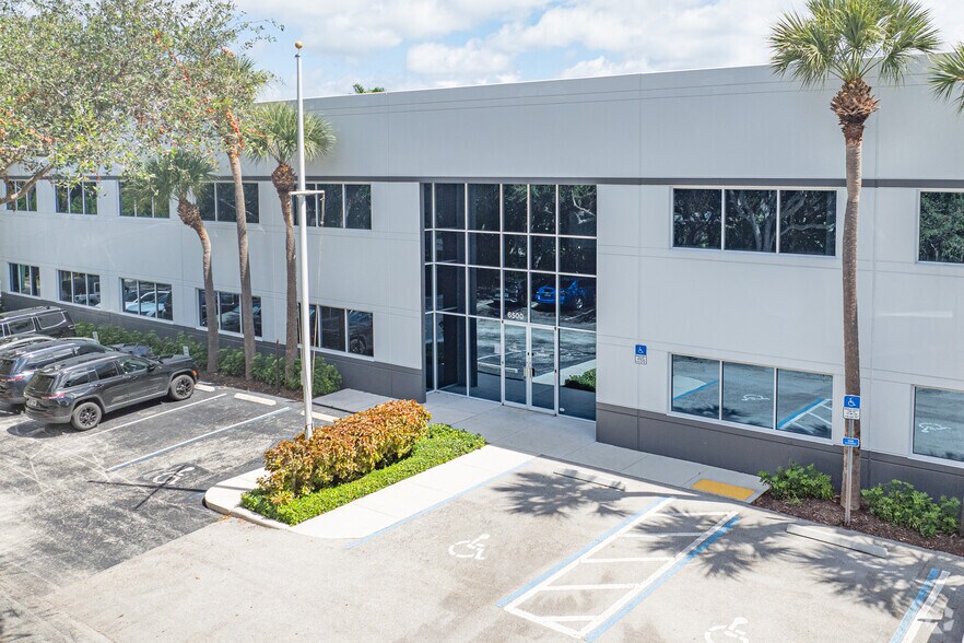 6500 Park of Commerce Blvd, Boca Raton, FL à louer - Photo du bâtiment - Image 2 de 6