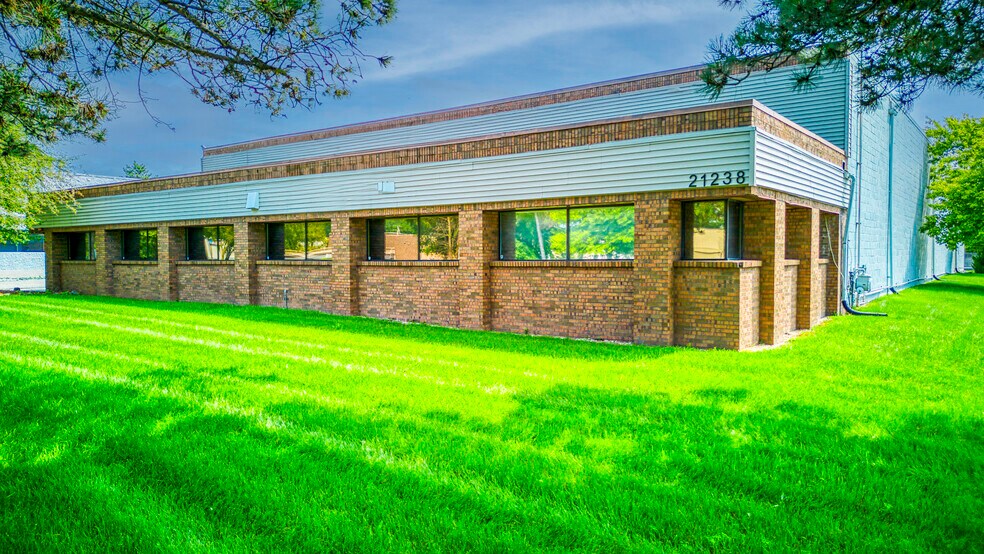 21238 Bridge St, Southfield, MI à louer - Photo du bâtiment - Image 2 de 5