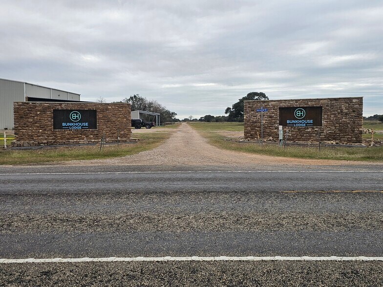 1811 State Highway 185 E, Seadrift, TX à vendre - Photo du bâtiment - Image 2 de 13